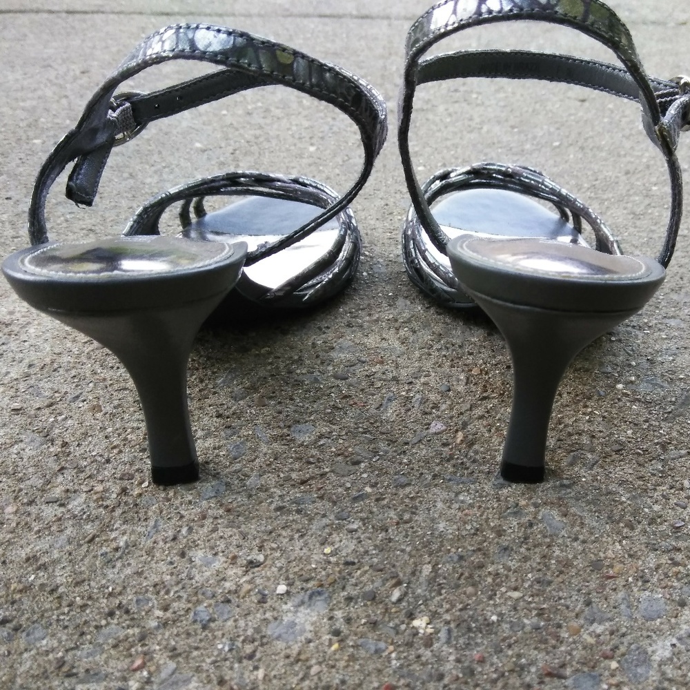 Size 7.5M Michelle D Gray Sandals - Picture 7 of 8